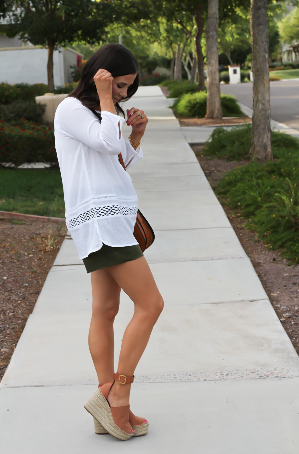 Gauze White Lace Tunic, Green Linen Shorts, Brown Suede Espadrilles, Brown Leather Crossbody Bag, Old Navy, J.Crew, Chloe, Tory Burch 11