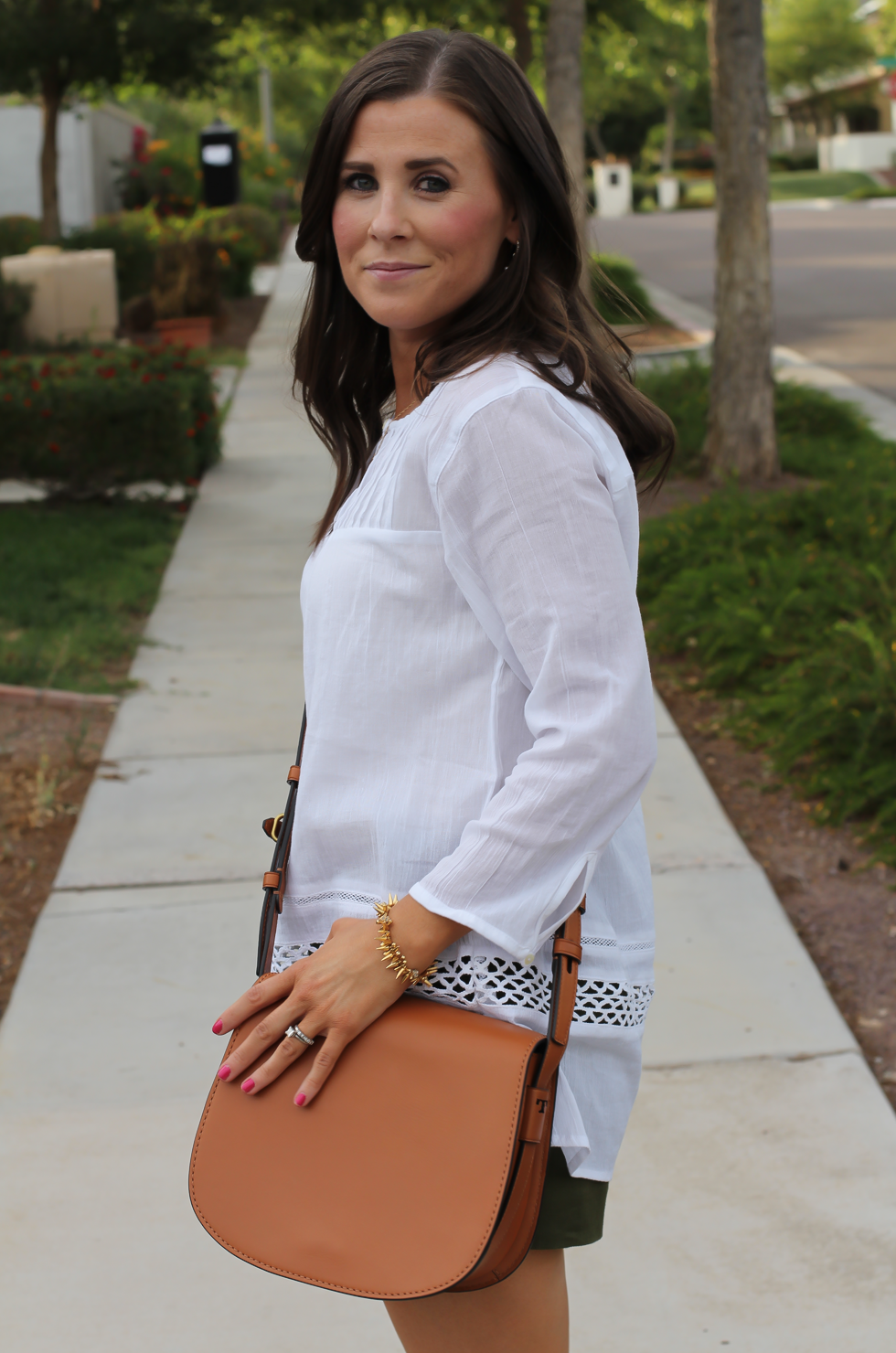 Gauze White Lace Tunic, Green Linen Shorts, Brown Suede Espadrilles, Brown Leather Crossbody Bag, Old Navy, J.Crew, Chloe, Tory Burch 19