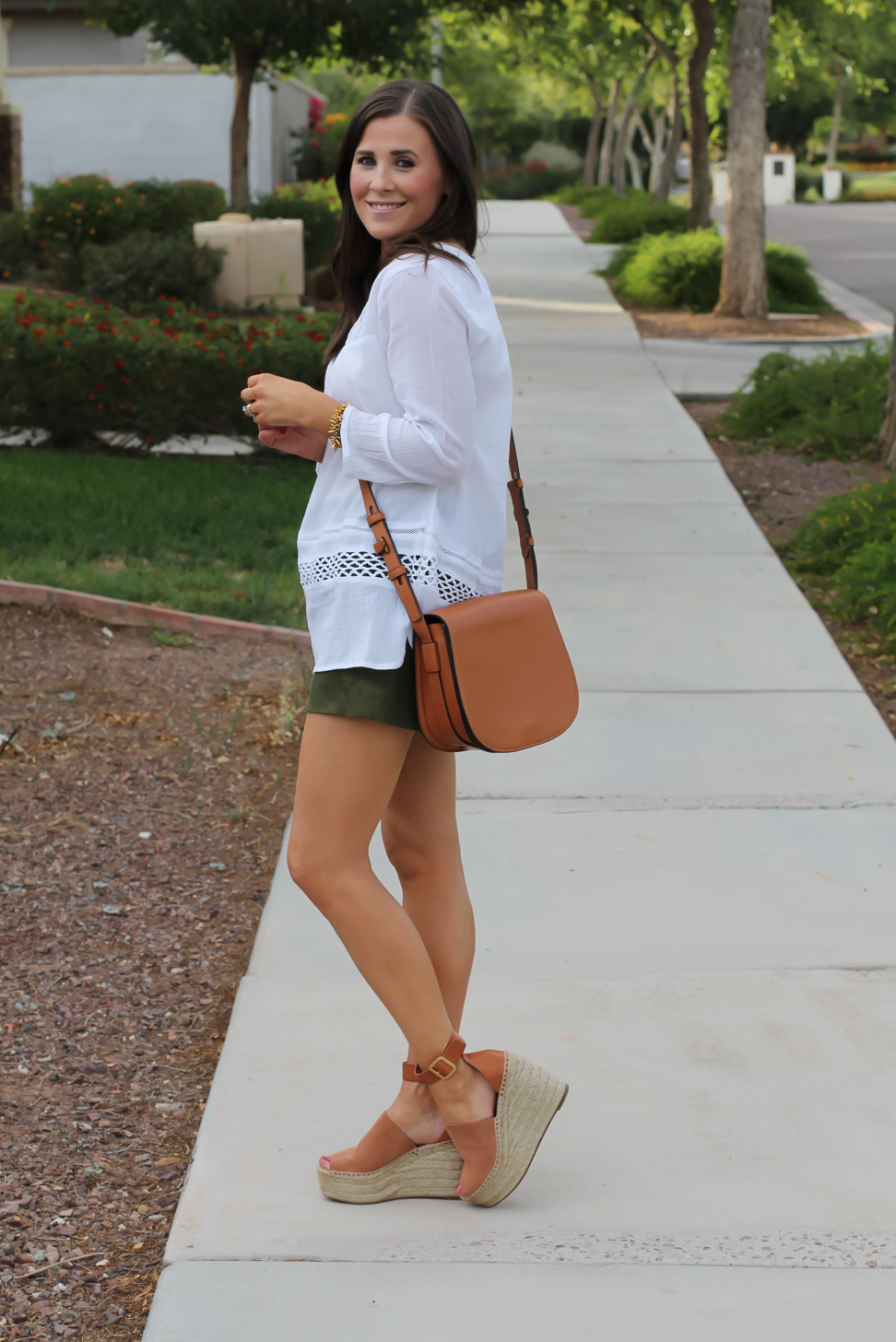 Gauze White Lace Tunic, Green Linen Shorts, Brown Suede Espadrilles, Brown Leather Crossbody Bag, Old Navy, J.Crew, Chloe, Tory Burch 3