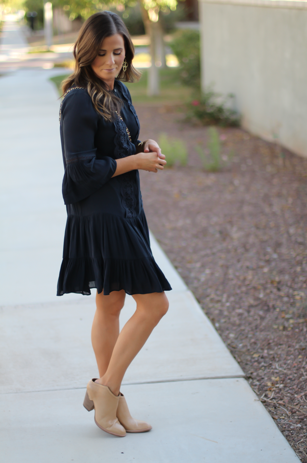 navy-chiffon-pleated-dress-tan-mule-bootie-plum-chain-strap-bag-loft-dolce-vita-tory-burch-4